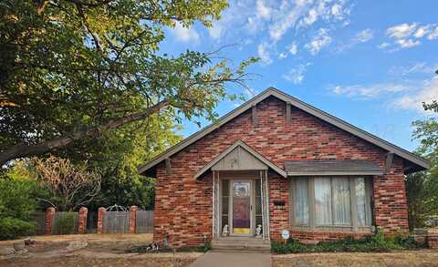 611 Avenue I NW, Childress, TX 79201