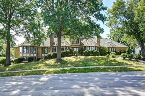 407 NE Landings Drive, Lees Summit, MO 64064