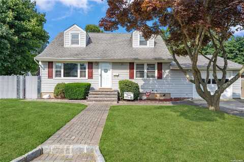 310 N Erie Avenue, Lindenhurst, NY 11757