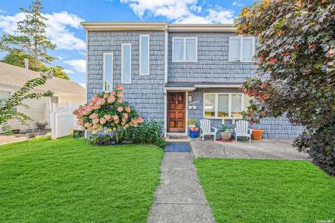 16 Wood Place, Lindenhurst, NY 11757