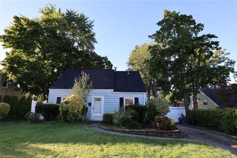 32 11th Street, Carle Place, NY 11514