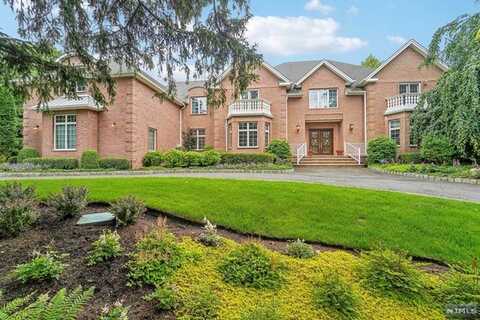 6 Primrose Court, Upper Saddle River, NJ 07458