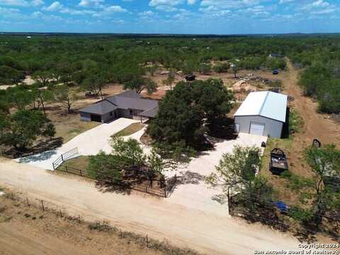 200 private road 6631, Devine, TX 78016