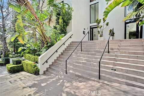 Larrabee Street 107, West Hollywood, CA 90069