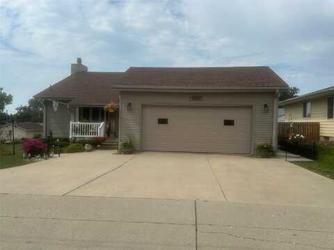 827 E 9th Street S, Newton, IA 50208