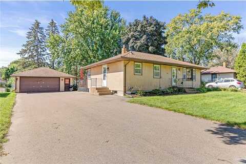 120 Roselawn Avenue E, Maplewood, MN 55117