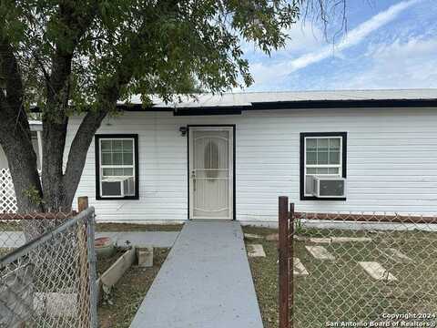 622 E Bexar St, Crystal City, TX 78839