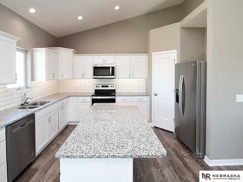 5915 SW 8th Street Circle, Lincoln, NE 68523