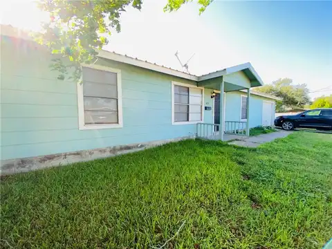 621 E Merriman Street, Sinton, TX 78387