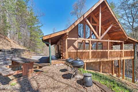 905 Valley Drive, Gatlinburg, TN 37738