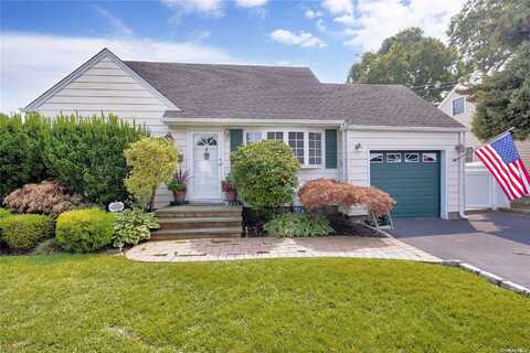 24 Paprocki Avenue, West Islip, NY 11795