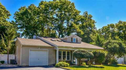 17 Yosemite Lane, Coram, NY 11727