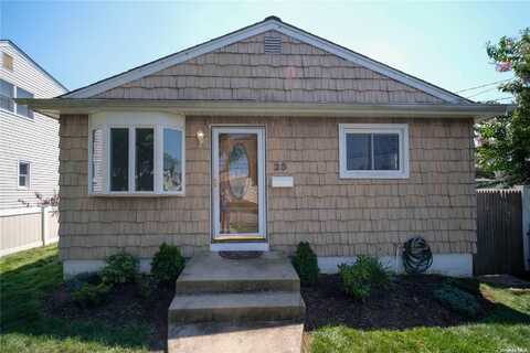 25 E Kissimee Road, Lindenhurst, NY 11757