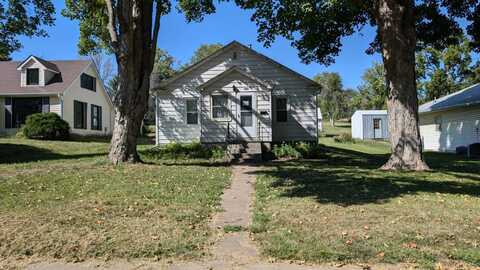 512 E Washington St, Exira, IA 50076