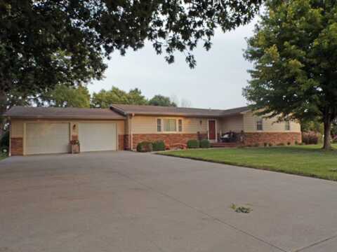 615 W 4th St, Miltonvale, KS 67466