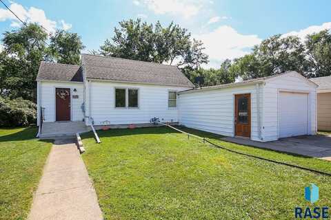 109 W Center Ave, Lennox, SD 57039