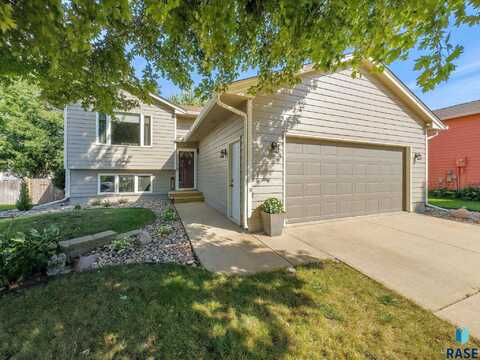 5612 S Sundowner Ave, Sioux Falls, SD 57106