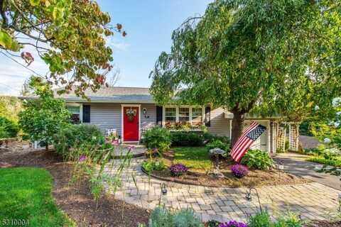 21 Matthews Ter, Bloomingdale, NJ 07403