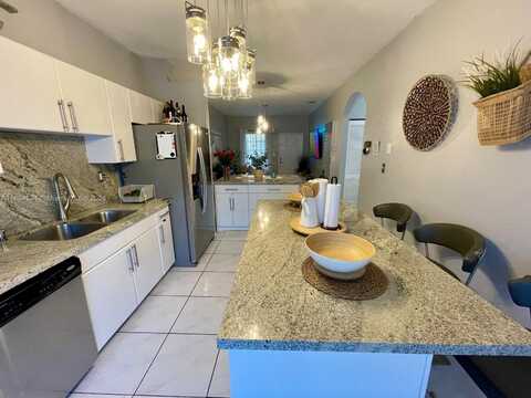 6962 NW 179th St, Hialeah, FL 33015