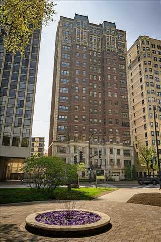 399 W Fullerton Parkway, Chicago, IL 60614