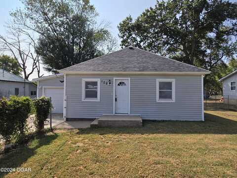 102 S College Street, Liberal, MO 64762