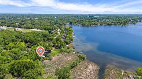 2996 LOON LAKE SHORES Road, Waterford, MI 48329