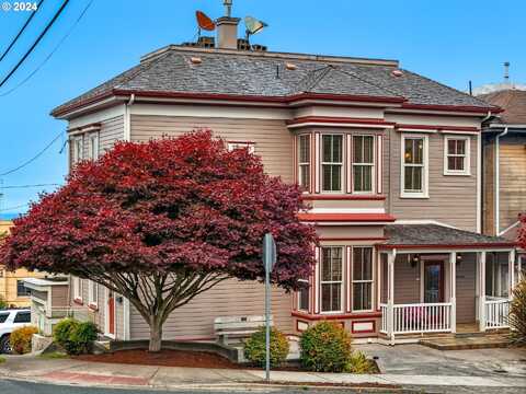 584 8TH ST, Astoria, OR 97103