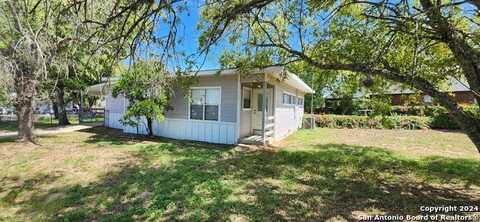 112 BLUEBONNET RD, La Vernia, TX 78121