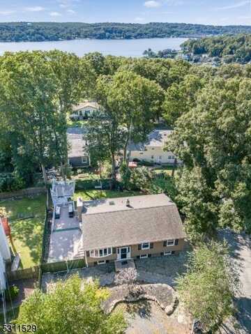 9 Normandy Ci, Hopatcong, NJ 07843