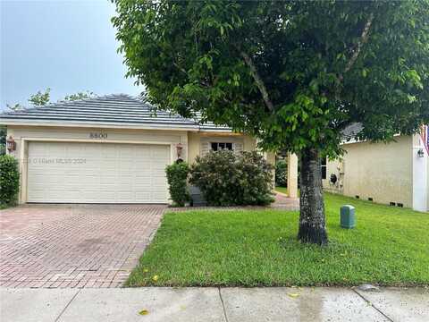 8800 N Lake Park Cir N, Davie, FL 33328