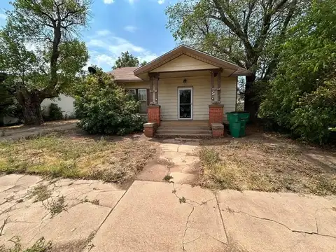 707 W 4th Street, Quanah, TX 79252