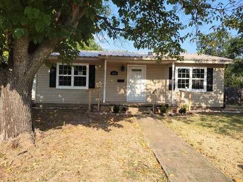 402 S Red River St, Henrietta, TX 76365