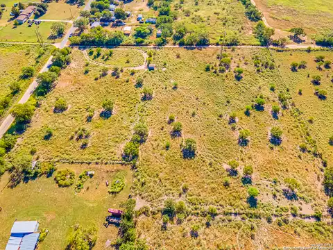 E Leona St, Pearsall, TX 78061