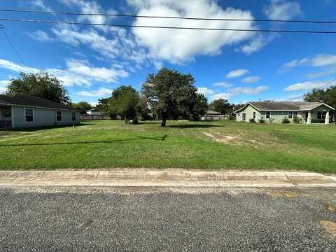 515 Mesquite St, George West, TX 78022