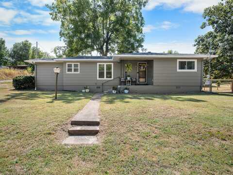 202 E Locust Street, Stockton, MO 65785