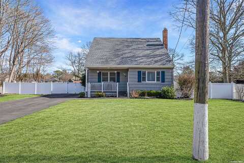 19 Wards Lane, Bellport, NY 11713