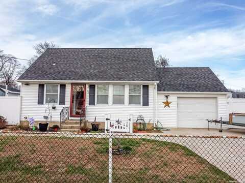 55 E Walnut Street, Central Islip, NY 11722