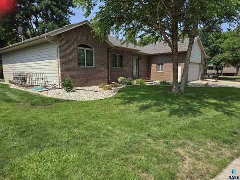 7301 Russet Dr, Sioux Falls, SD 57108