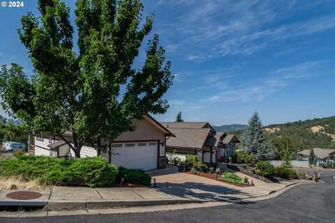 1556 NE KENNEDY LOOP DR, Roseburg, OR 97470