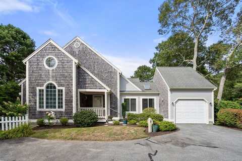 8 Gold Leaf Lane, Mashpee, MA 02649