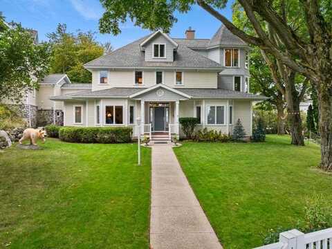 110 W Dixon, Charlevoix, MI 49720