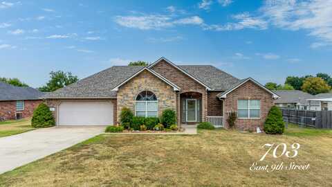 703 E 9th Street, Grove, OK 74344