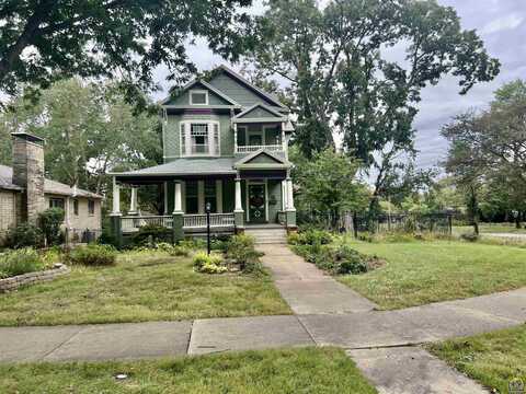 303 SW Woodlawn Ave, Topeka, KS 66606