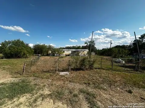 190 County Road 4633, Hondo, TX 78861