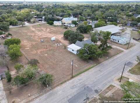 1510 C St, Floresville, TX 78114