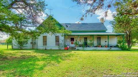 1510 C St, Floresville, TX 78114