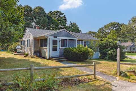 479 Putnam Avenue, Cotuit, MA 02635