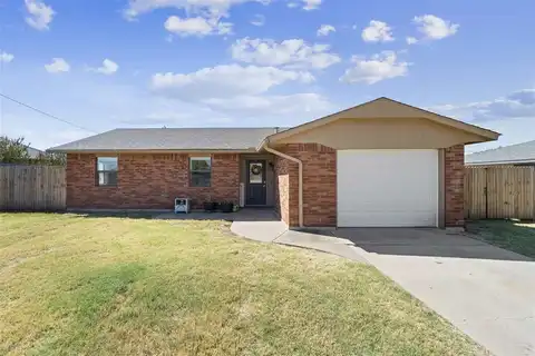 214 Cherokee St, Geronimo, OK 73543