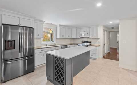 8 Deerberry Ln, Andover, MA 01810