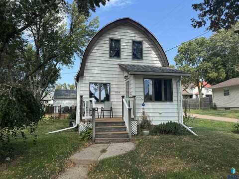 104 E 4th St, Alcester, SD 57001